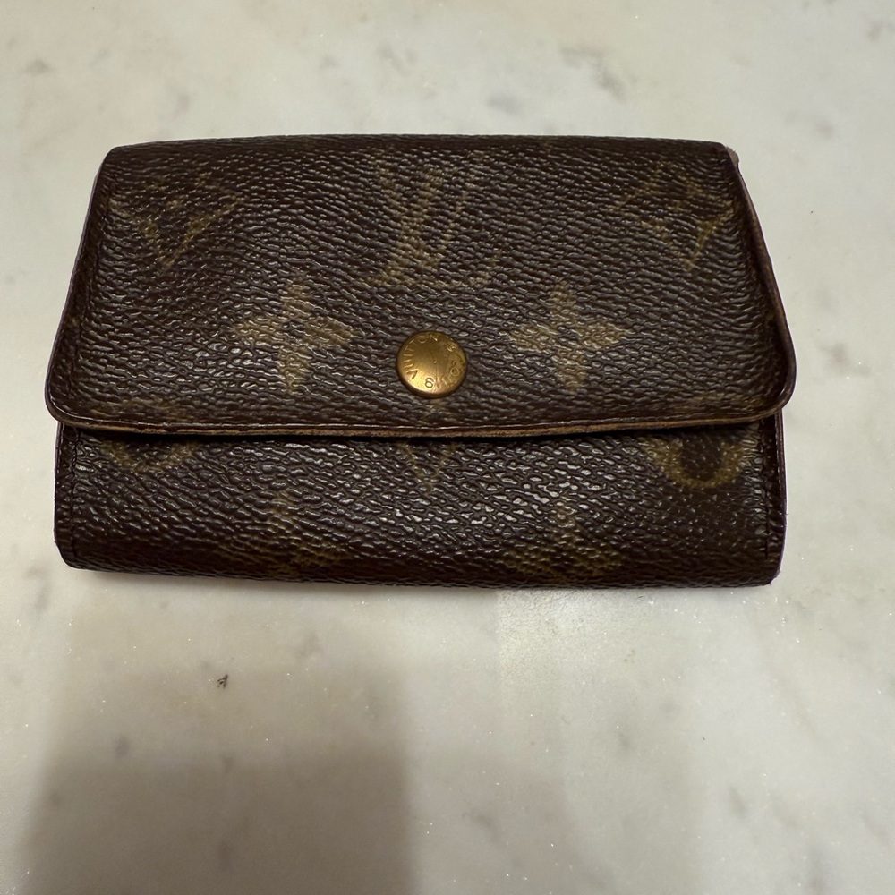 Louis Vuitton Monogram 6 Key Holder with Gold Hardware - Picture 2 of 9
